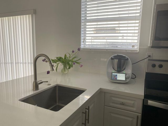 5245 NW 112th Ave 8, Doral, FL 33178