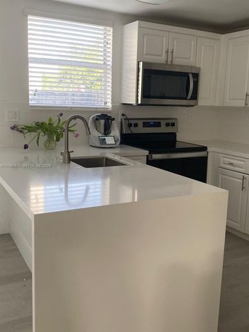 5245 NW 112th Ave 8, Doral, FL 33178
