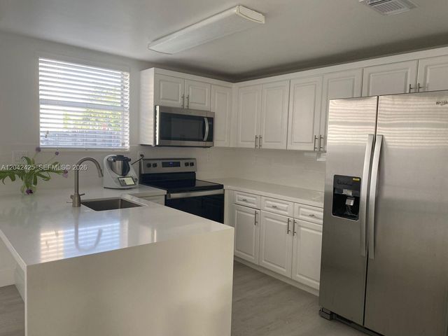 5245 NW 112th Ave 8, Doral, FL 33178