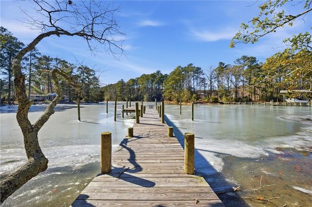 448 Sandberg LN, Cardinal, VA 23025