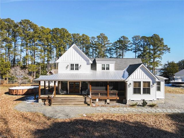 448 Sandberg LN, Cardinal, VA 23025