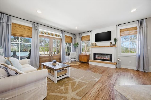 448 Sandberg LN, Cardinal, VA 23025