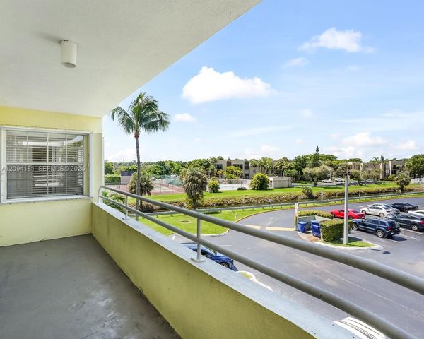 10765 SW 108th Avenue 305, Miami, FL 33176