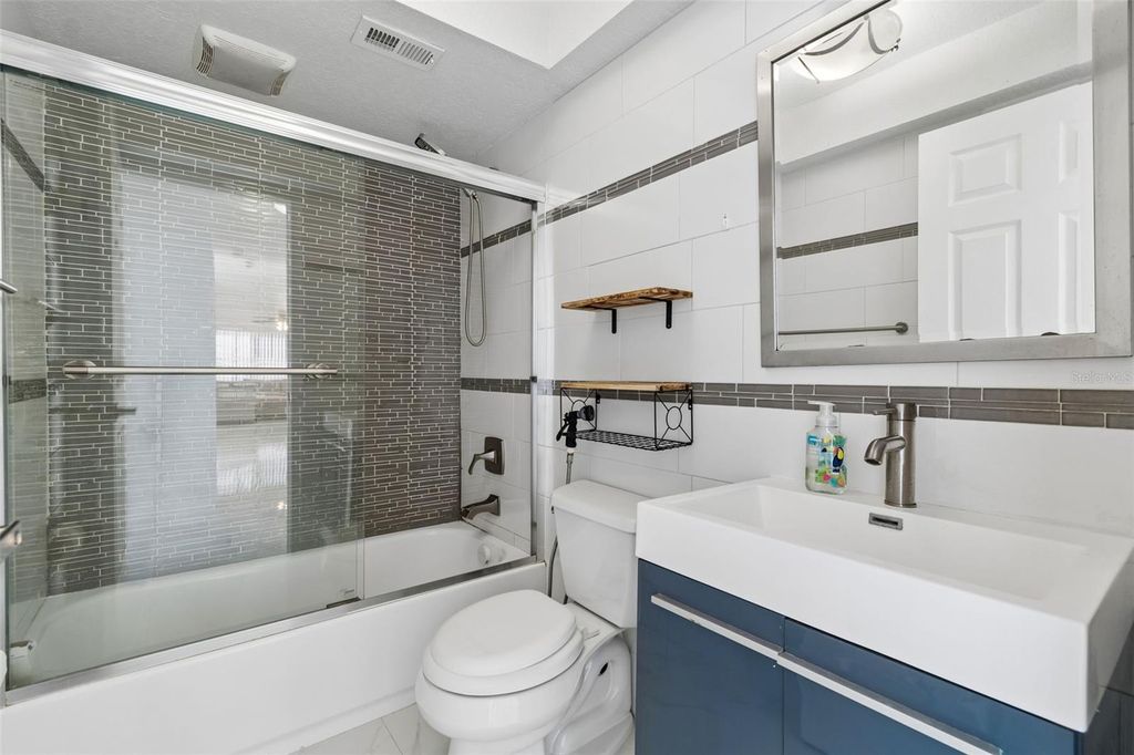 Image 25 of property listing at 5803 TAMPA SHORES BOULEVARD, Tampa, FL 33615