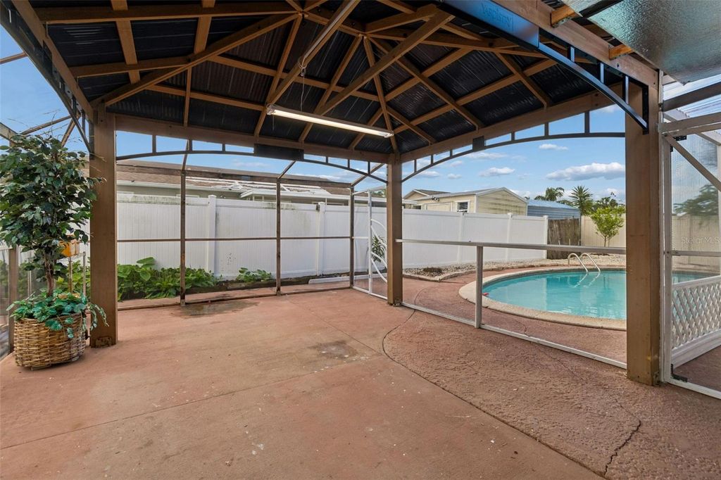 Image 31 of property listing at 5803 TAMPA SHORES BOULEVARD, Tampa, FL 33615