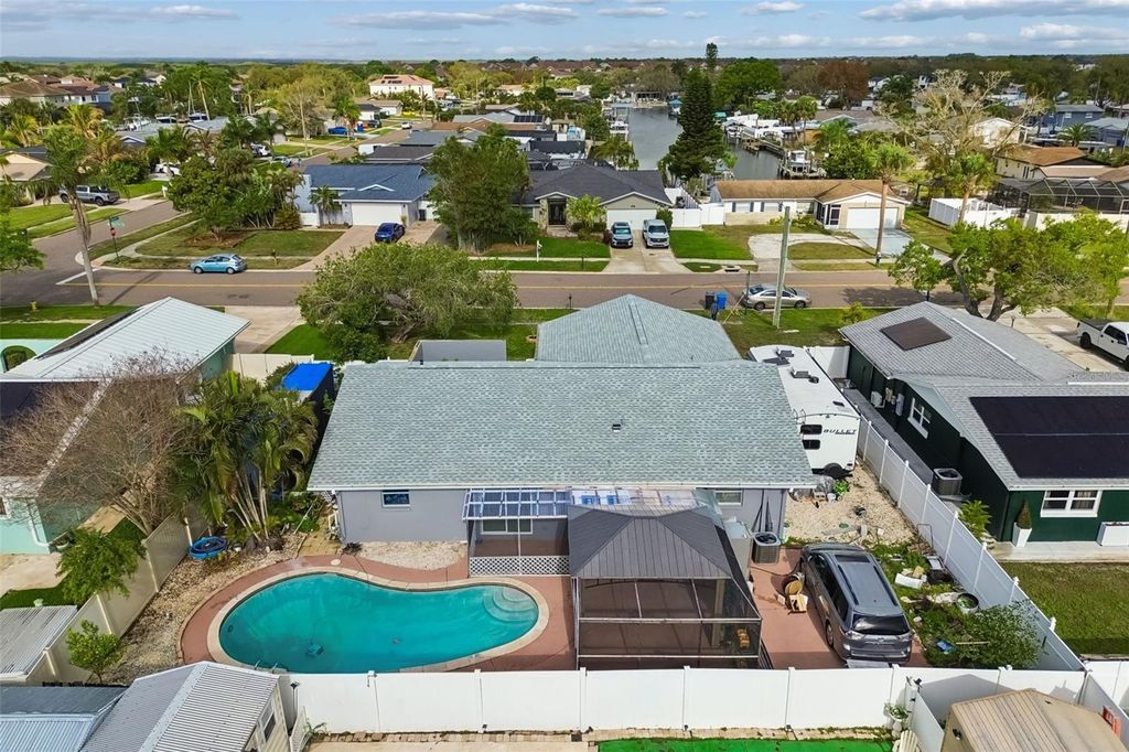 Image 33 of property listing at 5803 TAMPA SHORES BOULEVARD, Tampa, FL 33615