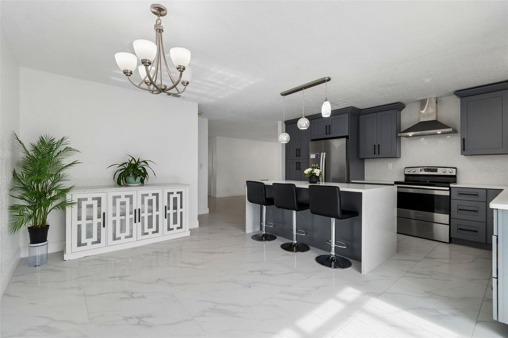 Image 5 of property listing at 5803 TAMPA SHORES BOULEVARD, Tampa, FL 33615