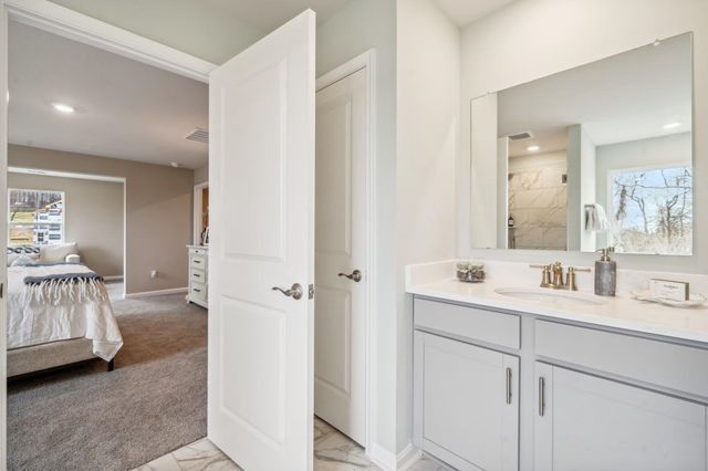 13 AVONWOODS CT, Staunton, VA 24401