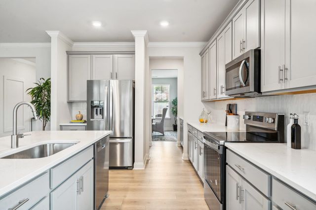 13 AVONWOODS CT, Staunton, VA 24401