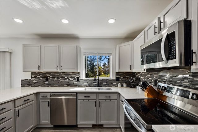 61 E Channel Drive, Allyn, WA 98524