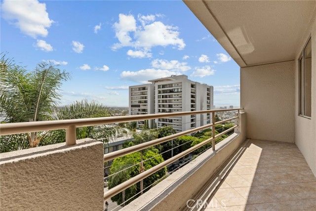 1131 Alta Loma Road 527, West Hollywood, CA 90069