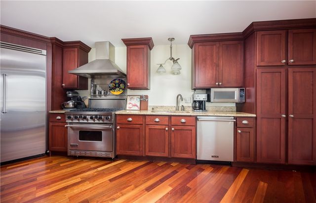 6 Dunes Road, Narragansett, RI 02882