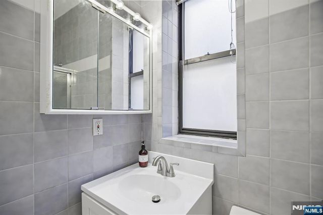 849 Boulevard 4D, Weehawken, NJ 07086