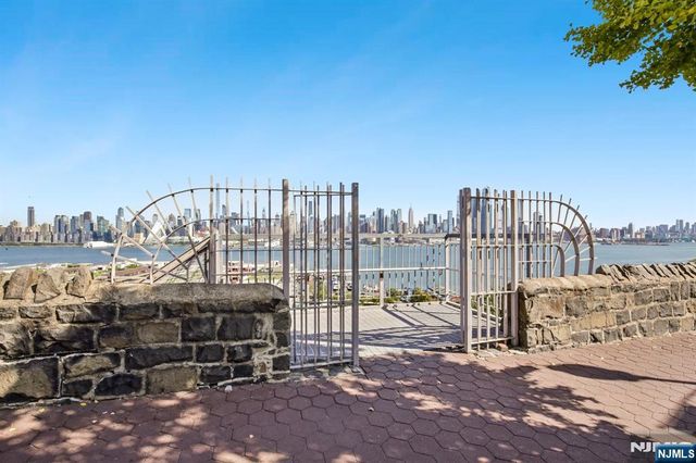 849 Boulevard 4D, Weehawken, NJ 07086