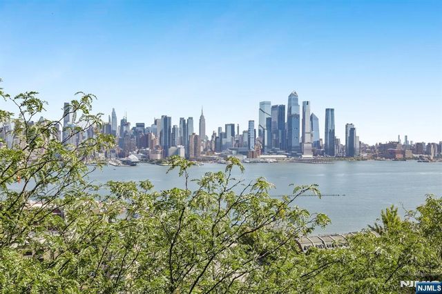 849 Boulevard 4D, Weehawken, NJ 07086