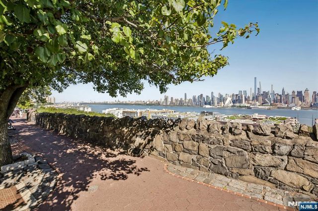 849 Boulevard 4D, Weehawken, NJ 07086