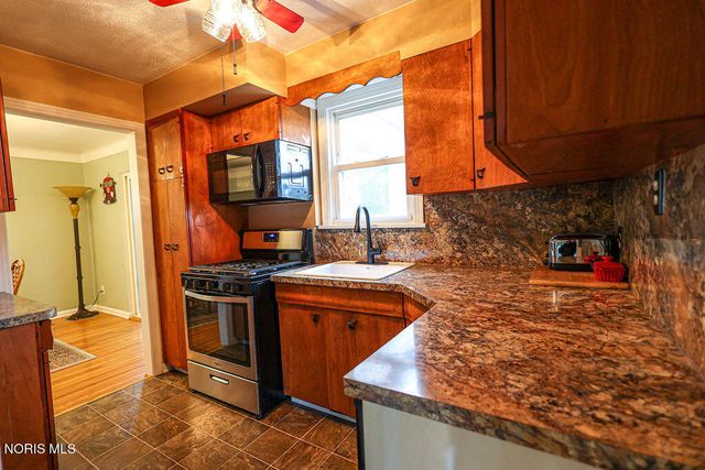 2477 Eastmoreland Drive, Oregon, OH 43616