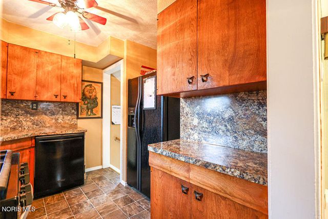 2477 Eastmoreland Drive, Oregon, OH 43616