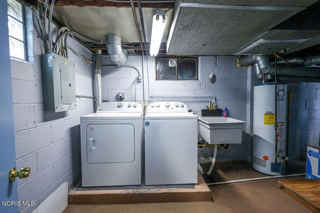 2477 Eastmoreland Drive, Oregon, OH 43616