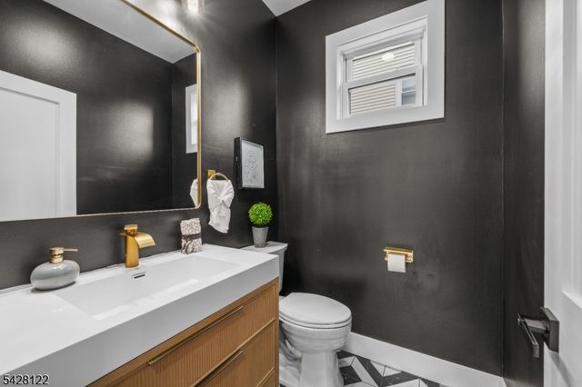 10 Marilyn Pl, Clifton City, NJ 07011