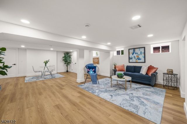 10 Marilyn Pl, Clifton City, NJ 07011
