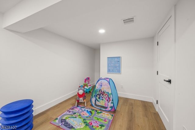 10 Marilyn Pl, Clifton City, NJ 07011