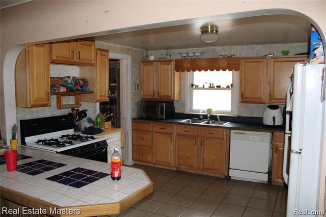 4265 Pine Grove Avenue, Fort Gratiot, MI 48059