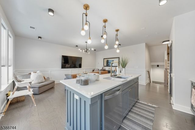 7 Jessica Ln 11204, Union Twp., NJ 07083
