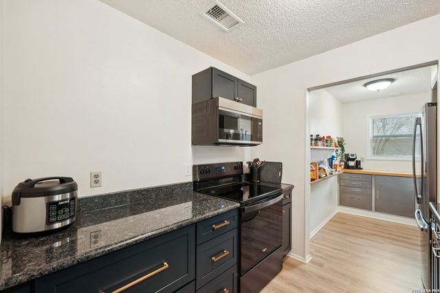 802 Eagle Creek, Floresville, TX 78114