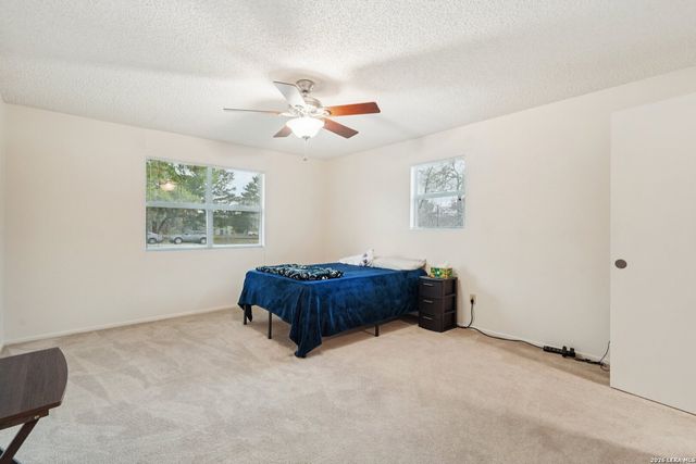 802 Eagle Creek, Floresville, TX 78114