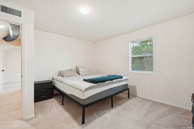 802 Eagle Creek, Floresville, TX 78114