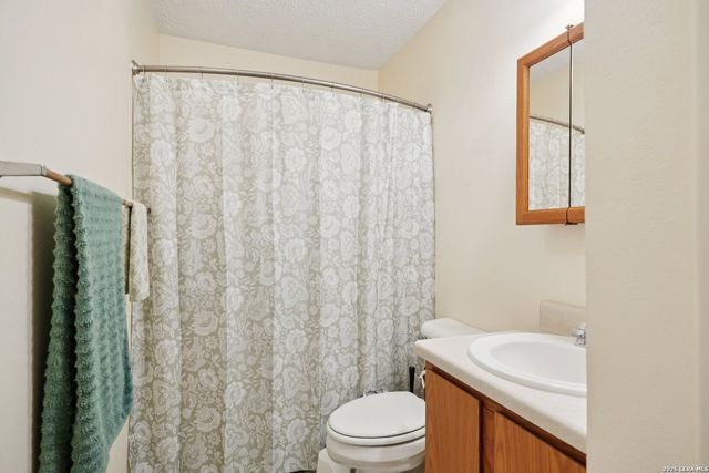 802 Eagle Creek, Floresville, TX 78114