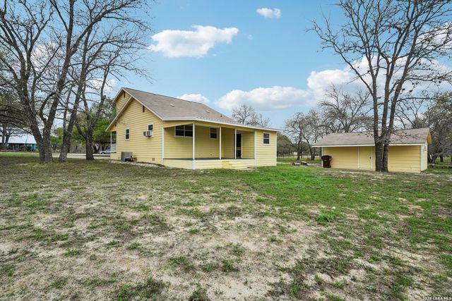 802 Eagle Creek, Floresville, TX 78114
