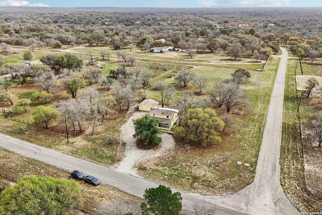 802 Eagle Creek, Floresville, TX 78114