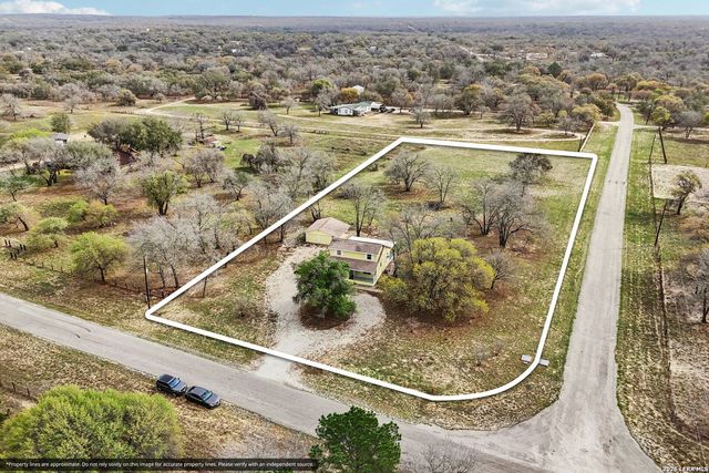 802 Eagle Creek, Floresville, TX 78114