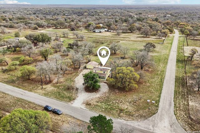 802 Eagle Creek, Floresville, TX 78114