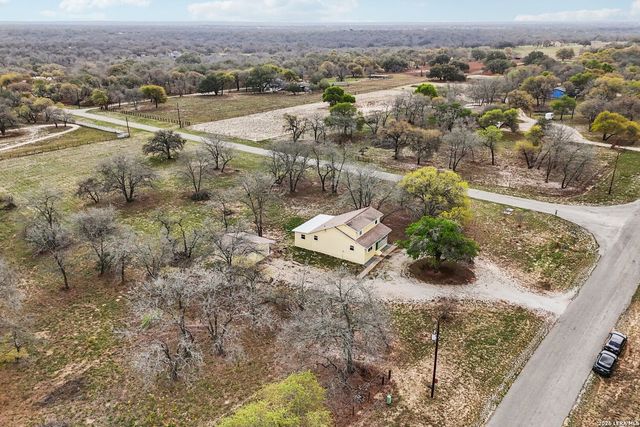 802 Eagle Creek, Floresville, TX 78114