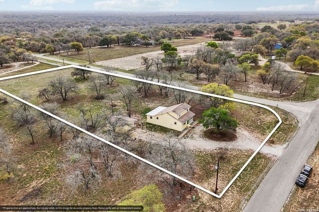 802 Eagle Creek, Floresville, TX 78114