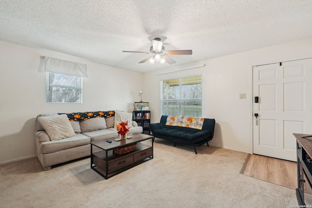 802 Eagle Creek, Floresville, TX 78114