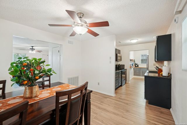 802 Eagle Creek, Floresville, TX 78114