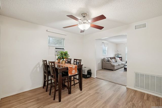 802 Eagle Creek, Floresville, TX 78114