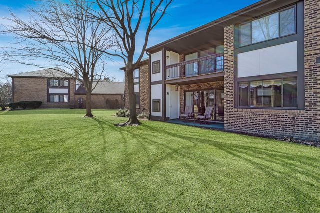 5835 Doe Circle 8, Westmont, IL 60559