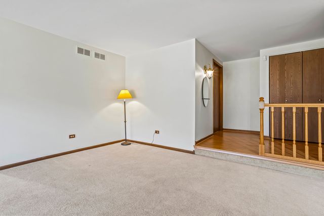 5835 Doe Circle 8, Westmont, IL 60559