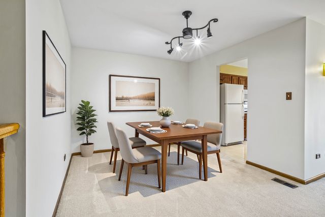 5835 Doe Circle 8, Westmont, IL 60559