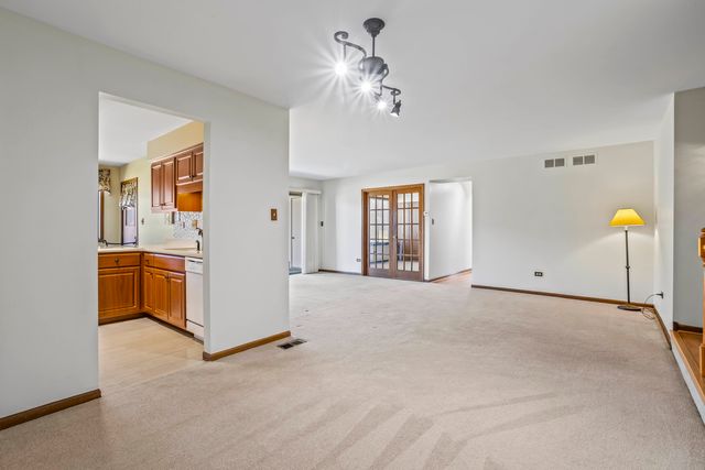 5835 Doe Circle 8, Westmont, IL 60559