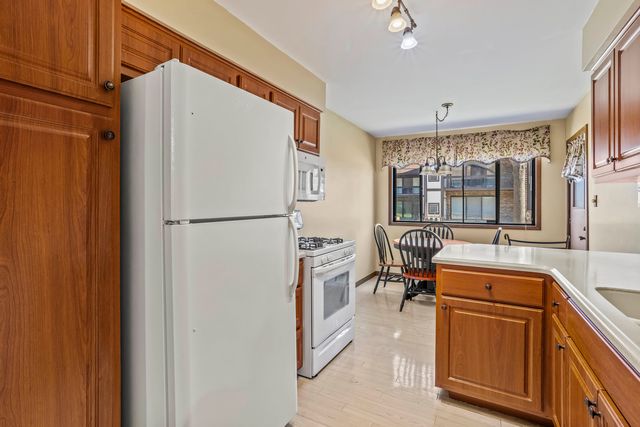 5835 Doe Circle 8, Westmont, IL 60559