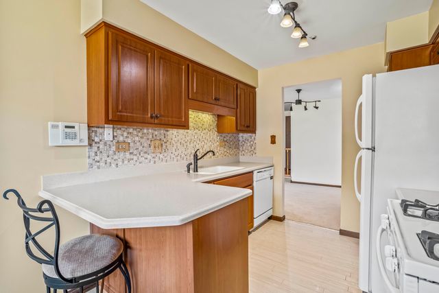 5835 Doe Circle 8, Westmont, IL 60559