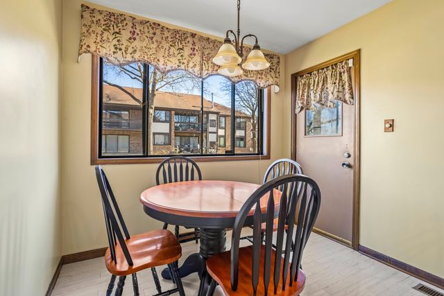 5835 Doe Circle 8, Westmont, IL 60559