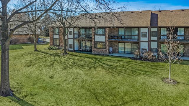 5835 Doe Circle 8, Westmont, IL 60559