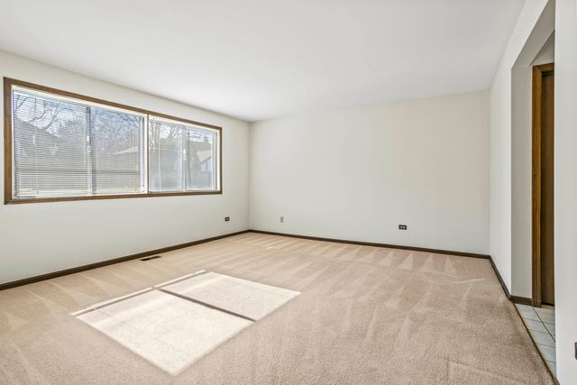 5835 Doe Circle 8, Westmont, IL 60559